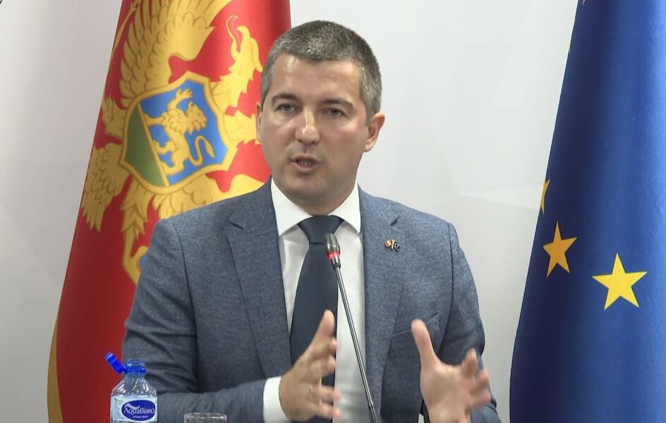 Stroži uslovi za posjedovanje oružja: Starosna granica se povećava sa 18 na 21 godinu, dozvole kraće važe, zdravstvena uvjerenja mogu izdavati samo domovi zdravlja u Beranama, Podgorici i Kotoru