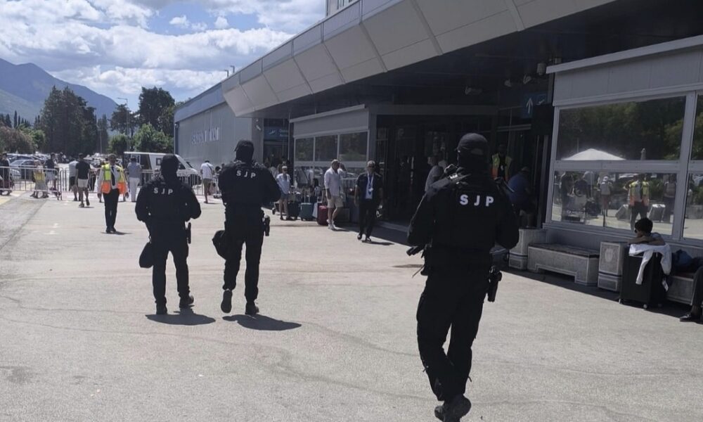 Jake policijske snage na aerodromu u Tivtu: Zabranjen ulaz u zemlju grupi koja je došla iz Beograda, sumnja se na hibridno djelovanje