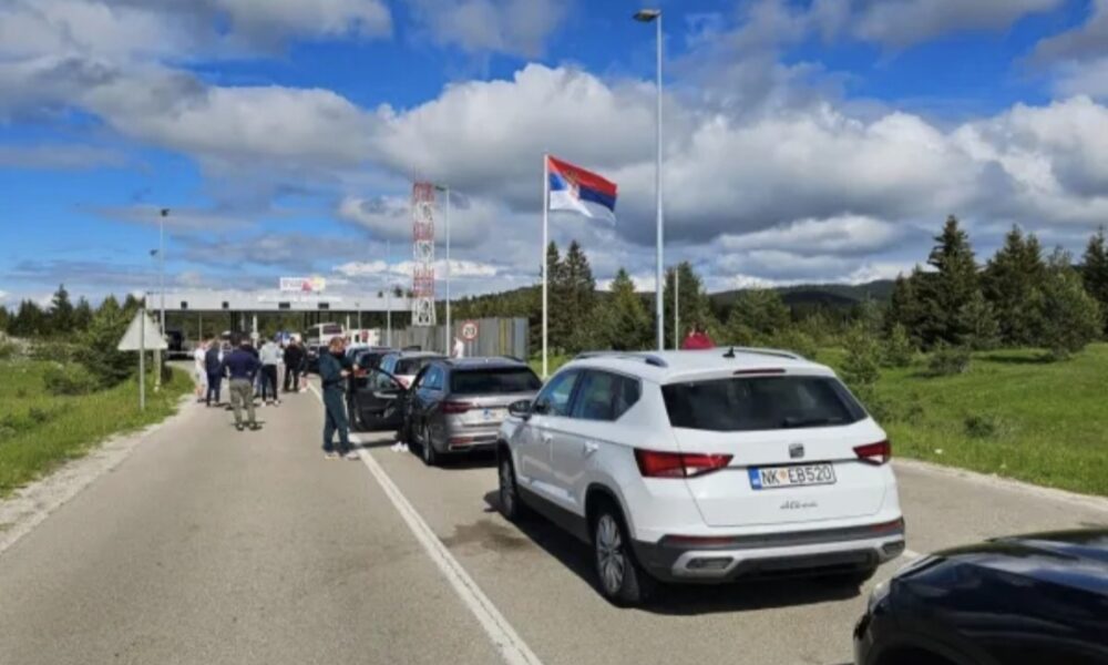 Nikšićani blokirali granicu na Jabuci: Satima zarobljeni u k
